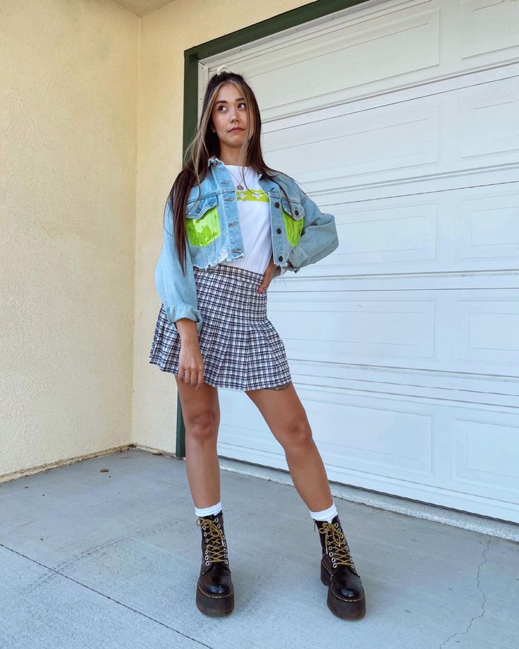 How to Style: Nordstrom x Wildfang Boxy Logo Tee. Streetstyle clothing. Gender fluid fashion. Jadon Max Platform Boot Outfit, Dr Martens Jadon Max Outfit, Jadon Max Outfit, Jadon Max Outfits, Platform Boot Outfit, Jadon Max Platform Boot, Jadon Max, Doctor Halloween Costume, Dr Martens Style