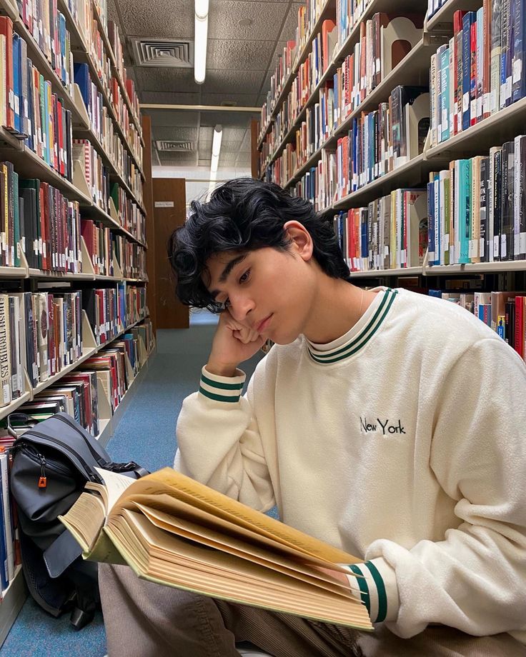 Aesthetic boy reading fall fit fashion Nerd Aesthetic, Nerdy Guys, International Men's Day, Guys Read, Smart Boy, Library Aesthetic, Men's Day, Aesthetic Boy, Boy Poses