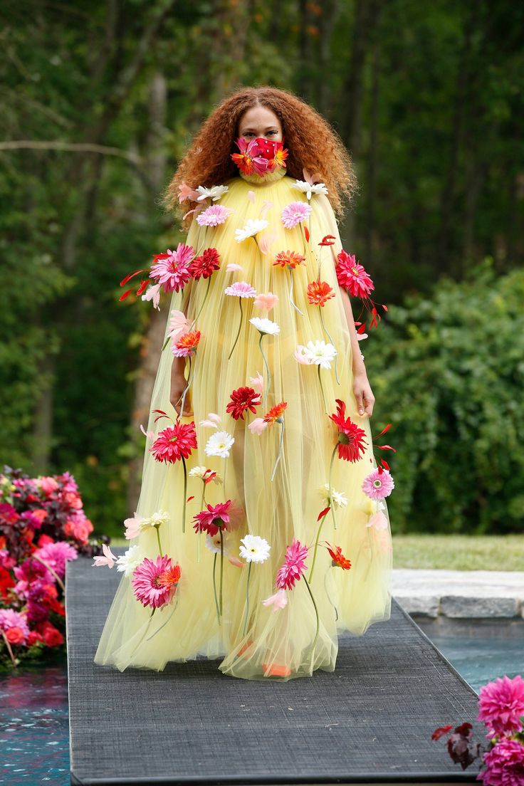 Nyfw Runway, Multi Colored Flowers, Floral Gown, Christian Siriano, A Line Gown, Mode Inspiration, Flower Dresses, Tulle Dress, Primavera Estate