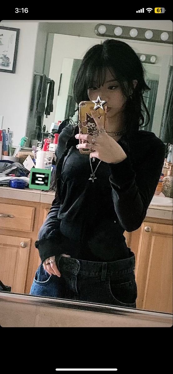 Mirror Selfie Body Poses, Room Selfies Ideas, Y2k Mirror Selfie, Asian Grunge, Y2k Selfies, Bathroom Mirror Selfie, Y2k Photoshoot, Girl Bathroom, Y2k Photos