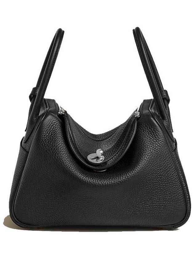 Gender: Women Brand: HERMES Product Name: Lindy 26 Palladium Shoulder Bag Noir Bags Alora Code: 79544051 Color: black Composition: Leather Origin: France Features: Leather Handles Lock closure Designer Style ID H073428CK89 Hermes Lindy Bag, Hermes Lindy 26, Lindy 26, Hermes Lindy, Timeless Handbag, Luxe Fashion, Leather Handles, Designer Style, Bags Designer Fashion