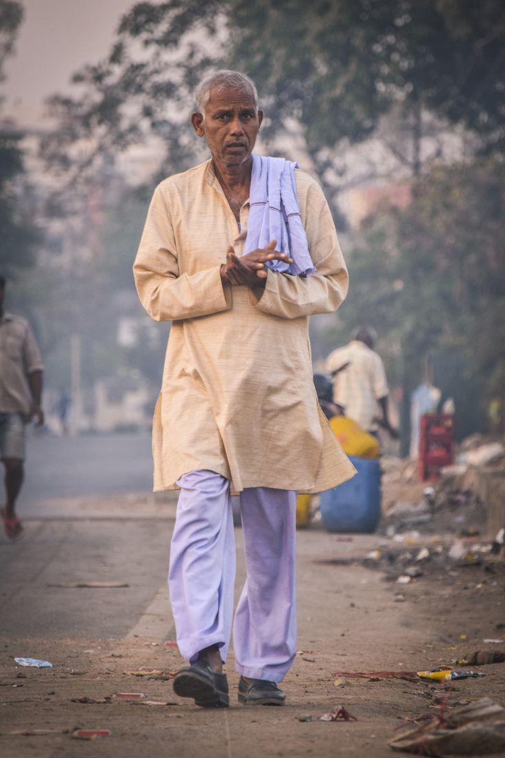 Random uncle making tobacco while walking in the street Village People Photography, Indian People Reference, Human Figure Reference Photography, Indian Figure Reference, Indian People Photography, Human Figure Photography, Rapid Sketching, Posture Drawing, Watercolor Indian