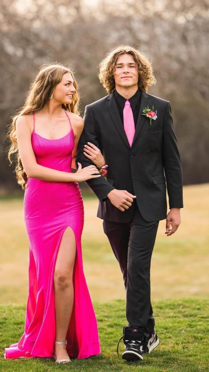 Prom Picture Poses For Couples, Homecoming Couples Outfits, Couples Homecoming Pictures, Couple Prom Pictures, Couples Prom, Prom Photography Poses, Couple Prom, Funny Prom, Homecoming Poses