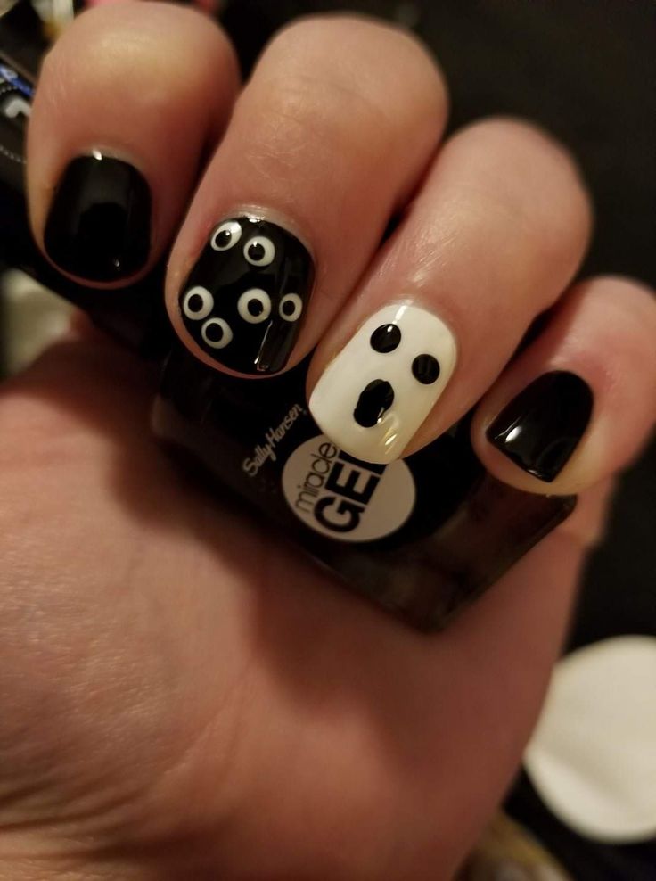 Ghost nails Ghosts Nail Art, Simple Ghost Nails Short, White Nails With Ghost, How To Paint Ghosts On Nails, Halloween Blood Nail Art, Simple Nail Art Halloween, Easy Nail Designs To Do On Yourself, Ghost Nail Art Easy, Halloween Nails Shorts