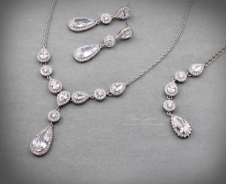 Finish: Silver Platinum plated components Material: AAA Zirconia, Lobster clasp Length of Necklace: 17.5 inches Quantity: 1 Weight: 31g Items Condition: 100% Brand New Backdrop Options: 1) With 6 inches Zirconia Backdrop 2) Without Backdrop You can find Zirconia jewelry here (Pic.4-8): https://www.etsy.com/shop/PepeJewe?ref=listing-shop2-all-items-count&search_query=Perl https://www.etsy.com/shop/PepeJewe?ref=listing-shop2-all-items-count&search_query=zirconia TO GET TO MY SHOP: https:// Elegant Green Bridal Necklace With Stone Setting, Nickel-free Drop Jewelry For Weddings, Nickel-free Necklace For Wedding, Elegant Hand-set Emerald Bridal Necklace, Nickel-free Dangle Necklaces For Wedding, Elegant Gold-plated Green Bridal Necklace, Green Stone-set Bridal Necklace For Wedding, Green Hand-set Cubic Zirconia Bridal Necklace, Backdrop Necklace Wedding