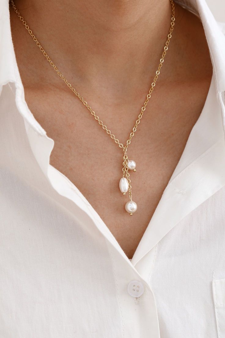 Named after our designer Jennifer who gave birth to triplets this year. Timeless allure takes center stage with this exquisite pearl necklace featuring three lustrous pearls. Meticulously handcrafted, the triple pearl drop pendant adds an extra layer of elegance to your neckline. Unique Pearl Jewelry, Pearl Drop Pendant, Gold Pearl Bracelet, Pearl Drop Earrings Gold, Pearl Charm Necklace, Pearl Drop Necklace, Watercolor Tips, Gemstone Earrings Gold, Pearl Pendant Necklace