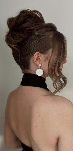 Hair Bun With Curtain Bangs, Elegant Up Do Hairstyles, Updo Very Long Hair, Bridal Updo Long Hair, Sophisticated Updos Classy, Up High Hairstyles, Stomach Hiding Outfits, Slick Back Updo Hairstyles, Chopstick Updo