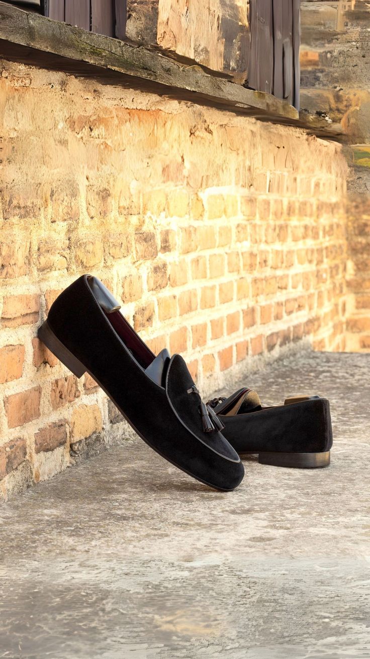 Elevate your style with The Sheridan Rd. Belgian Slipper No. 1828 from Robert August! Luxe black velvet, nappa leather trim, and a burgundy sole combine for timeless sophistication and comfort. Make a luxurious addition to your wardrobe now! #RobertAugust #LuxuryFootwear Mens Dress Slippers, Classic Slippers, Black Order, Men's Slippers, Loafers Style, Men's Loafers, Leather Slippers, Goodyear Welt, Footwear Collection