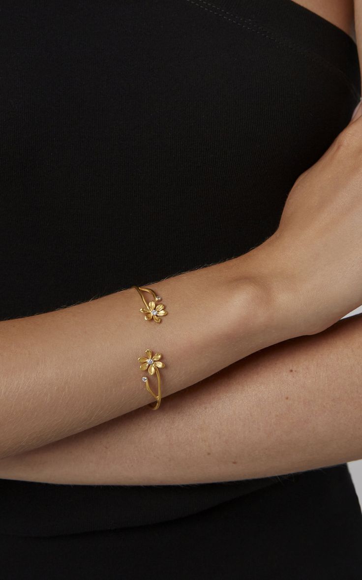 Minimal Gold Jewelry Indian, Bracelet Ideas Gold Diamond, Indian Bracelets Gold, Bracelets For Women Gold Indian, Majestic Accessories, Amrapali Jewels, Minimal Gold Jewelry, Gold Beach, Modern Gold Jewelry