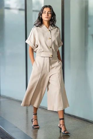 Shop for Leh Studios Beige Rayon A-line Culottes Pant for Women Online at Aza Fashions Shirts Crop Tops, Crop Top For Women, Crop Tops Online, Pant For Women, Resort Fashion, Only Jeans, Beige Pants, Traje Casual, Beige Top