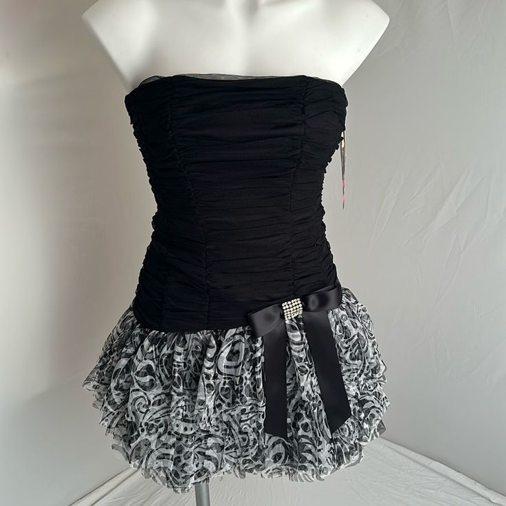 Blondie Nites By Stacy Sklar Black And White Dress. Special Occasion Party Dress With Rhinestone And Bow Detail. Gorgeous Ruched Top And Tiered Ruffle Tulle Skirt. Was My For My Friend’s Daughter And She Never Got To Wear It. Size 3 Juniors. Measurements In The Photos. Smoke Free Home Cute Dresses Y2k, Gothic Dresses Short, Emo Homecoming Dresses, Y2k Formal Outfit, 2000s Hoco Dress, 2000s Black Dress, Gothic Dress Short, Tripp Dress, Mcbling Dress