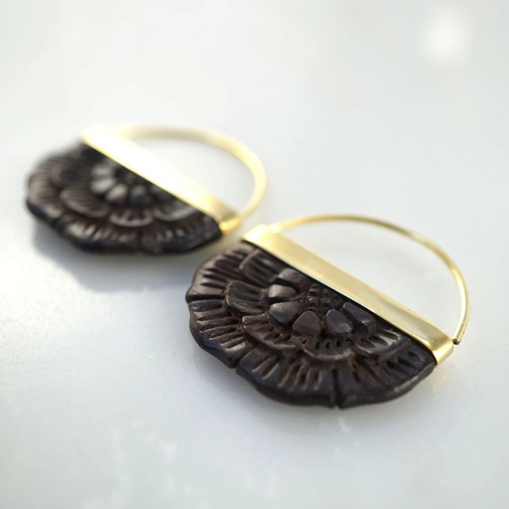 Small Hand-Carved Wood Flower Earrings with Brass Bezel. 1" drop, 1" diameter hoop LARGE VERSION Beautifully carved wooden flowers set in a brass bezel with standard gauge ear-wire for all standard pierced ears. Both sides of each earring are carved with the same care and intricacy. Perfect for every occasion, from everyday wear to a special night out. Lightweight and gorgeous! 1" drop, 1" diameter hoop. Backings included. For all standard size piercings. ★ Care: Buff with a jewelry polishing cl Flower Hoop Earrings, Wooden Carving, Mother Of Pearl Earrings, Spiral Earrings, Wooden Flowers, Eco Friendly Jewelry, Bohemian Living, Bohemian Clothing, Earrings Flower