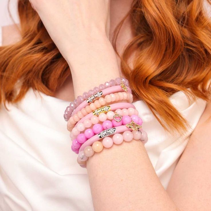 Wie die Tochter, so die Mutter. Wir wissen, das ist verkehrt, aber kleine Mädchen hatten sie zuerst. Jetzt können auch große Mädchen die Schönheit unserer berühmten rosa All Season Bangles genießen! Das Set aus drei Armreifen in hellem Pfingstrosenrosa, die mit unserer Three Kings Bead versiegelt sind, ist perfekt für Frühling und Sommer und lässt sich wunderbar mit AWB® in Gold, Silber oder Roségold kombinieren. 
Jedes Set ist mit unserer exklusiven Lotus-Gebetsperle in Gelbgold, Weißgold und Roségold versehen... daher der Name Three Kings, eine Hommage an die drei Goldtöne. Drei Könige All Weather Bangles® (AWB®) - Rosa sind für Sie schön verpackt in unserem maßgeschneiderten BuDhaGirl All Weather Bangles Seidenbeutel verpackt, der bei Ihrem Kauf enthalten ist.
Bitte beachten Sie: Aufgru Feminine Pink Bracelets For Gift, Pink Rose Quartz Round Beaded Bracelets, Adjustable Pink Jewelry For Valentine's Day, Cute Pink Bracelets For Valentine's Day, Cute Pink Jewelry For Birthday, Feminine Pink Rose Quartz Jewelry, Pink Round Beads Bracelets For Mother's Day, Pink Round Bead Bracelets For Mother's Day, Pink Rose Quartz Beaded Bracelets