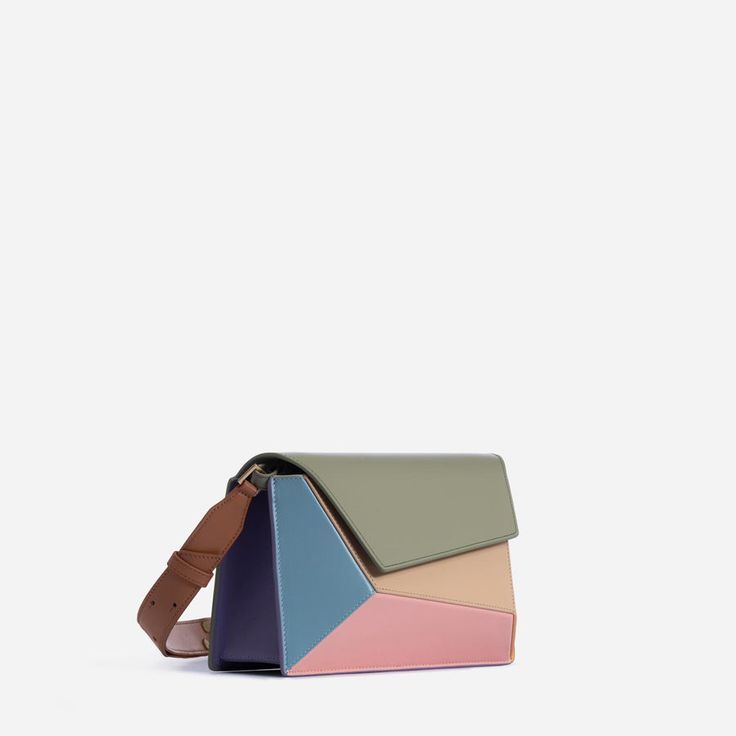 Mlouye Naomi, a shoulder bag made of twisted polygons that create functional interior space alongside architectural aesthetic. Modern Multicolor Top Handle Box Bag, Modern Geometric Shoulder Bag With Removable Pouch, Modern Geometric Shoulder Bag For Everyday, Modern Multicolor Shoulder Box Bag, Modern Flap Bag For Shopping, Modern Structured Bag, Modern Multicolor Rectangular Shoulder Bag, Green Square Flap Bag In Modern Style, Green Square Flap Bag Modern Style