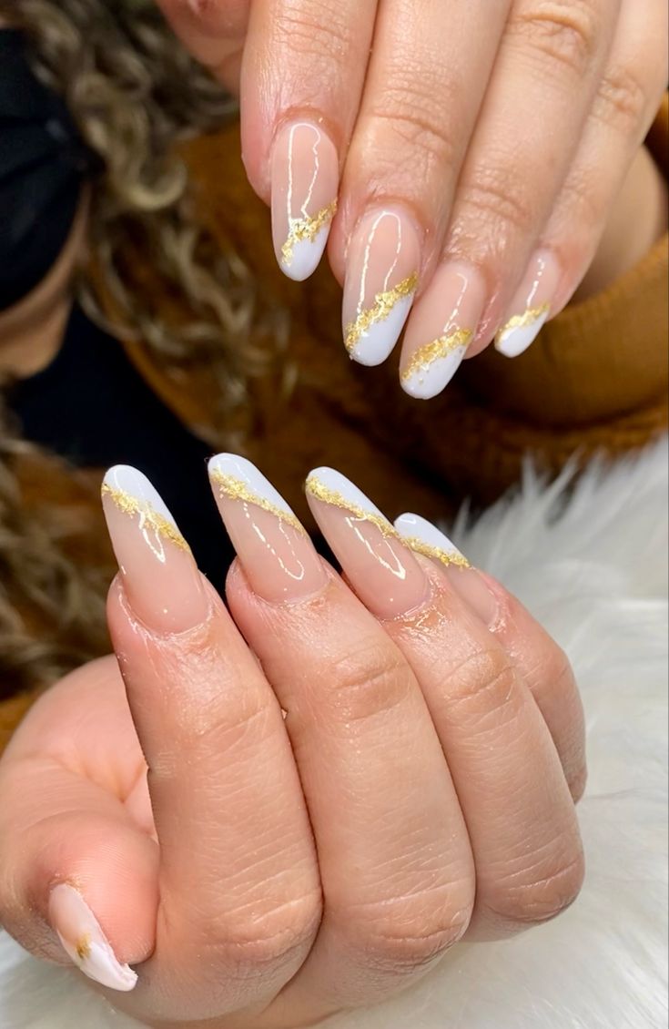 Nails Art Avec Feuille D’or, French Tip Foil Nails, Milky White Nails With Gold Tip, Gold Foil Nail Designs Almond, Gold Flake Nails French Tip, Gold Flake Accent Nail, Gold Flakes Nail Art, Almond Nails Designs Gold Flakes, Summer Nails Gold Flakes