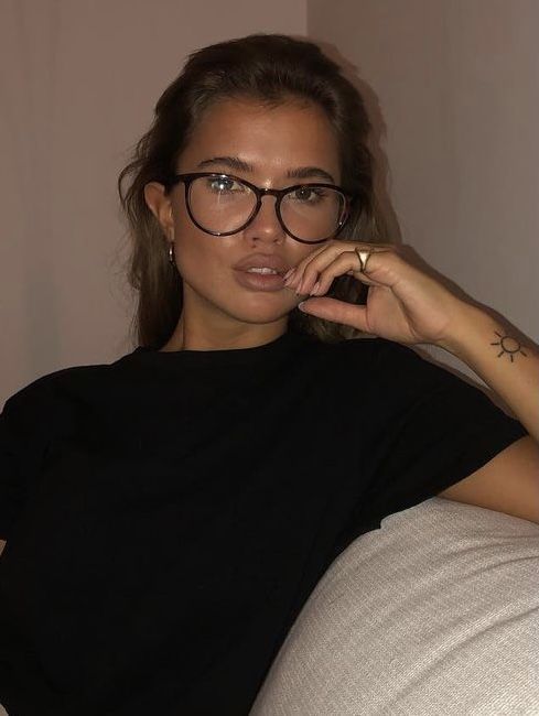 Best Lip Color, Makeup With Glasses, Glasses Outfit, Classy Glasses, Glasses Inspiration, Glasses Ideas, Chic Glasses, Glasses Trends, Womens Glasses Frames