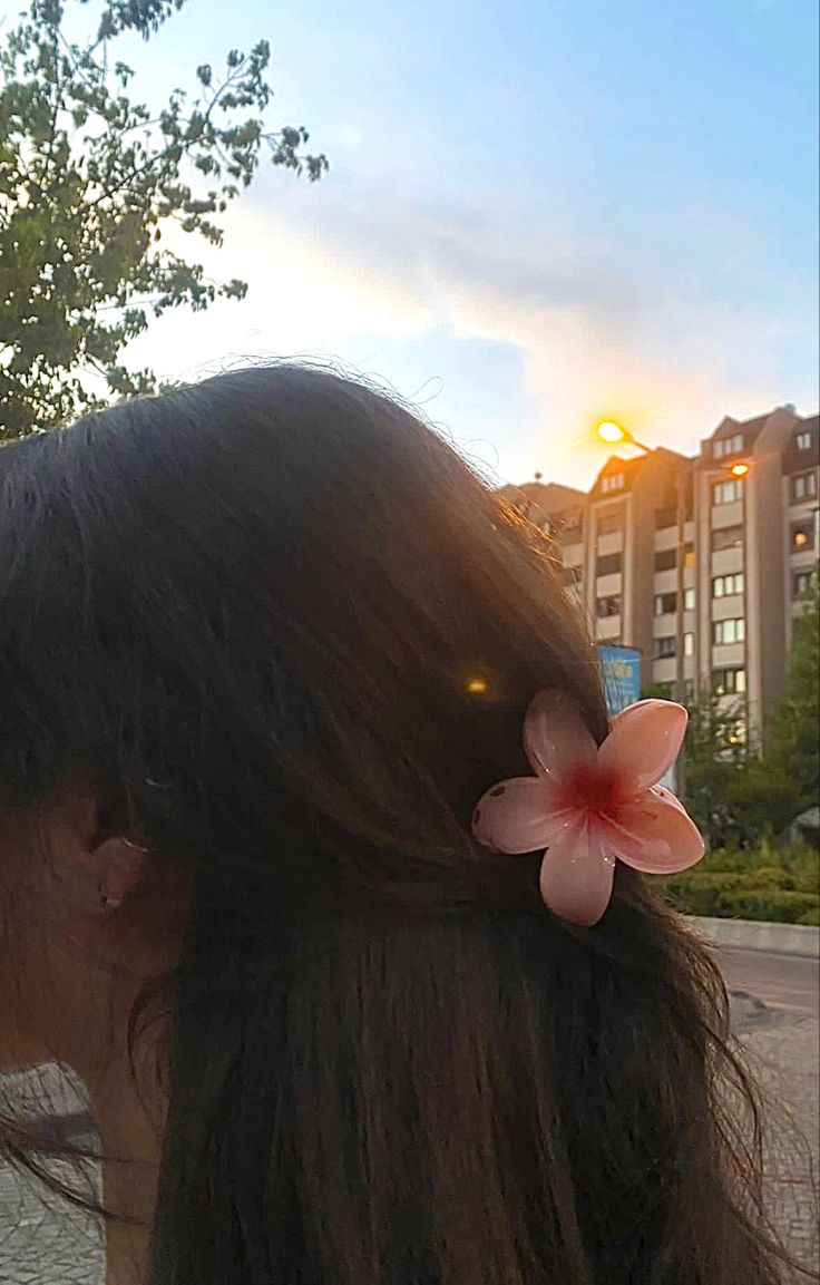 hibiscus cute flower claw clip Hibiscus Hair Clip Hairstyle, Hawaiian Flower Hair Clip, Flower Claw Clip Aesthetic, Hibiscus Flower Clip, Clips Hairstyles, Hair Clips Aesthetic, Hawaiian Flower Hair, Flower Claw Clip, Ig Highlights