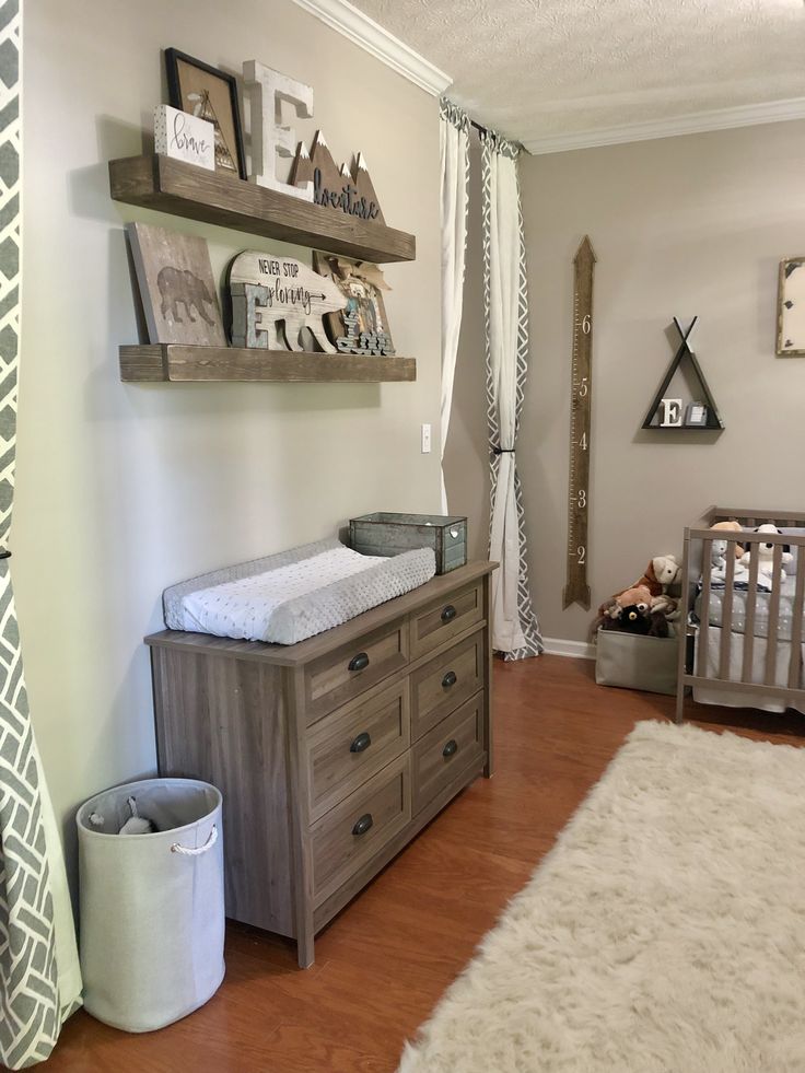 a baby's room is decorated in neutral colors