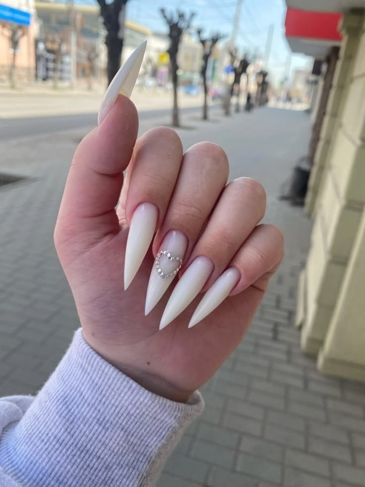 White Stiletto Nails, Stilleto Nails Designs, Mickey Nails, Sharp Nails, Lilac Nails, Pointy Nails, Airbrush Nails, Pointed Nails, Glow Nails