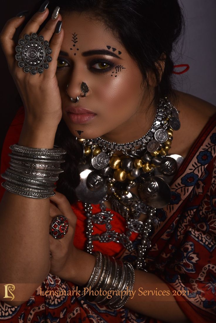 Oxidized jewelery collection by Rakesh Chaudhary Gujarati Makeup For Garba, Ethnic Makeup Indian, Banjaran Look, Garba Makeup, Navratri Makeup Look, Navratri Makeup, Ethnic Makeup, Dandiya Dress, Ethnic Tattoo