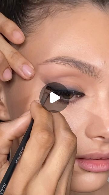 Webinar Ideas, Sharp Eyeliner, Contouring Techniques, Eyeliner Application, Perfect Winged Eyeliner, Bold Lip Color, Smokey Eye Tutorial, Eyeliner Styles, Makeup Mistakes