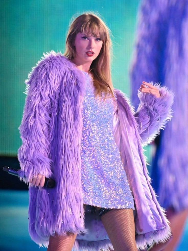 taylor swift performs on stage at the vmas