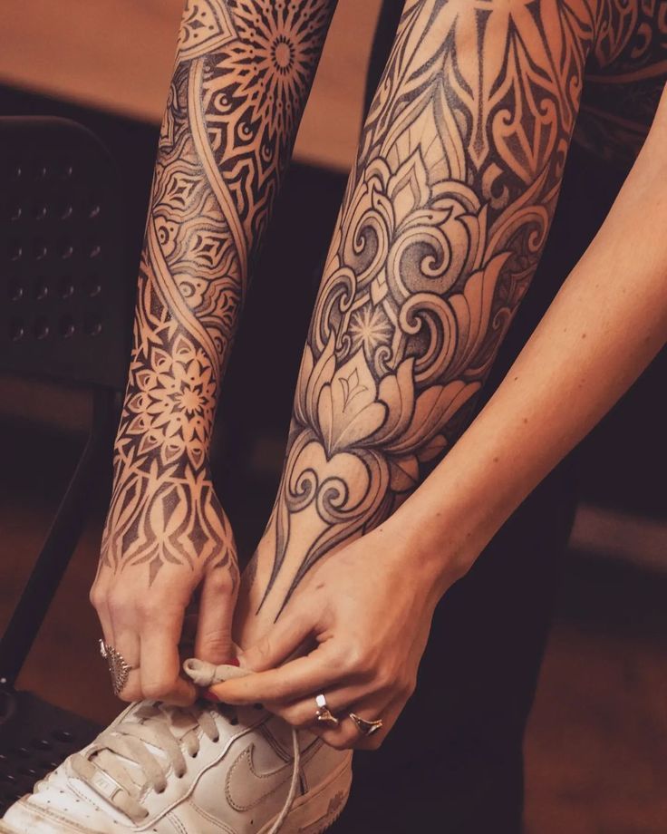 Tattoo Ideas Female Mandala Lotus Flower Tattoo, Ornamental Leg Tattoo, Pinterest Tattoo Ideas, Mandala Lotus Flower, Tattoo Pierna, Feminist Tattoo, Butterfly Hand Tattoo, Mandala Lotus, Tattoo Mandala