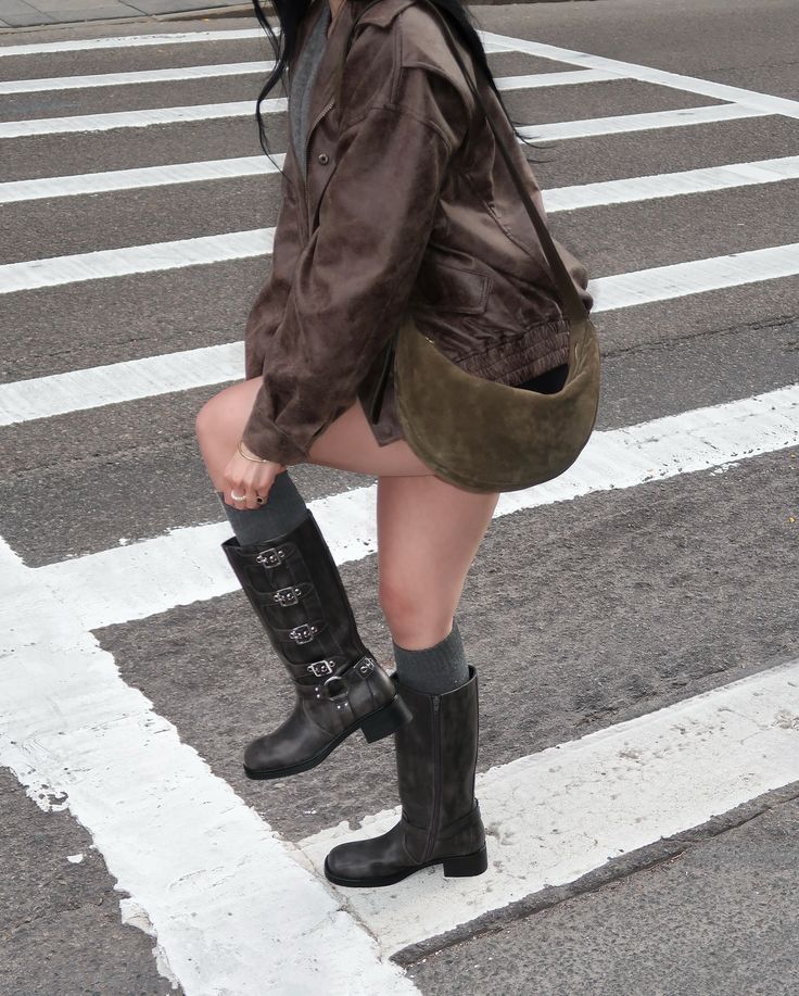 moto boots ourfit inspo Buckle Moto Boots Outfit, Outfits With Biker Boots, Moto Boot Outfit, Motor Boots Outfit, Moto Boots Outfit, Edgy Fall Outfits, Fall Fashion Inspiration, Edgy Outfit, Fall Boots Outfit