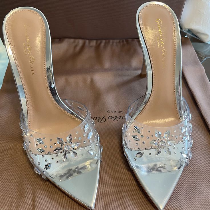 Gianvito Rossi Silver Halley 105 Heeled Mules! Never Worn, Brand New, With Box, And Dust Bag. Excellent Condition. Never Worn. Size 35.5 - Open Pointed Toe - Heel: H4in - Leather Sole -Transparent Vinyl Gianvito Rossi Heels, Gold Kitten Heels, Velvet High Heels, Floral Pumps, Square Toe Sandals, Rossi Shoes, Leather Thong Sandals, Heel Mules, Pumps Heels Stilettos