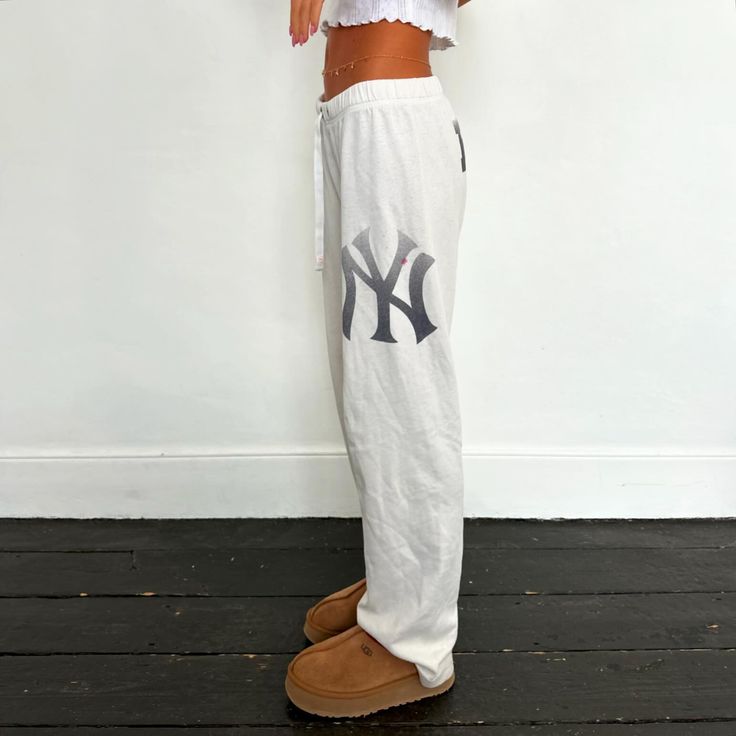 Yankees 🩵 Yacht Aesthetic Outfit, Outfit Ideas 70s, Fall Mood Board Aesthetic, Comfy Sweatpants Outfit, Dinner Outfit Date Night, Fall Uggs, Fall 2022 Outfits, Italy Dinner, Aesthetic Packing