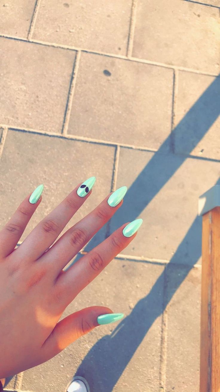 Rave Manicure, Cute Alien Nails, Alien Nail Ideas, Ufo Nail Art, Alien Manicure, Rave Nail Ideas, Alien Acrylic Nails, Alien Nails Acrylic, Green Alien Nails