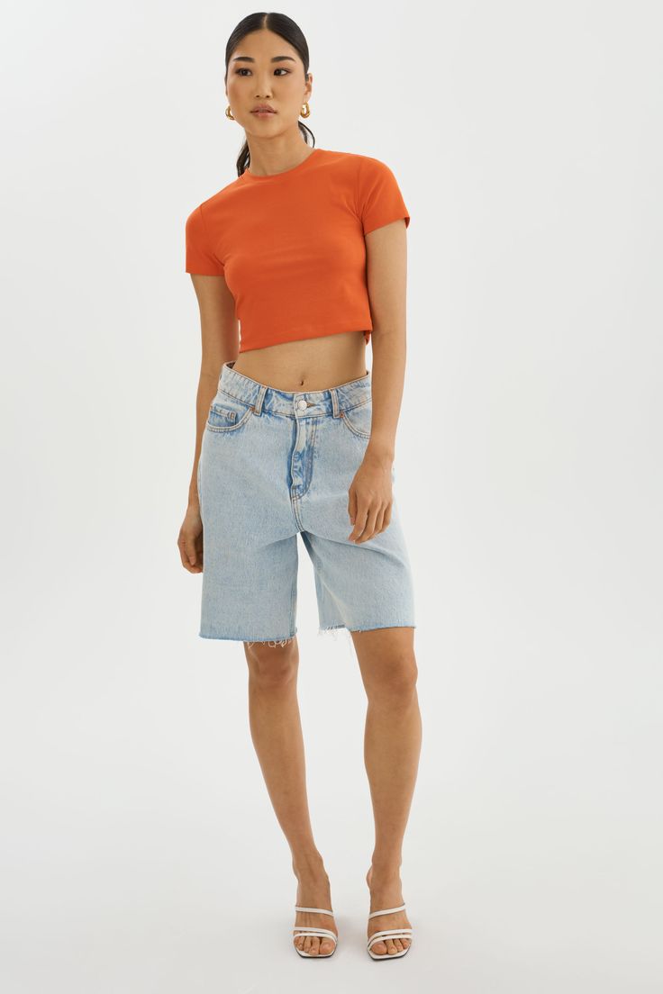 Elevate your basics with the INGA cropped t-shirt. The shortened length is perfect for a laid-back vacation atmosphere. It effortlessly pairs with various bottoms, from shorts and skirts to jeans or casual trousers, allowing you to create different looks with minimal effort. Cropped T Shirt, Casual Trousers, Crop Tshirt, Rib Knit, Trousers, Orange, T Shirt