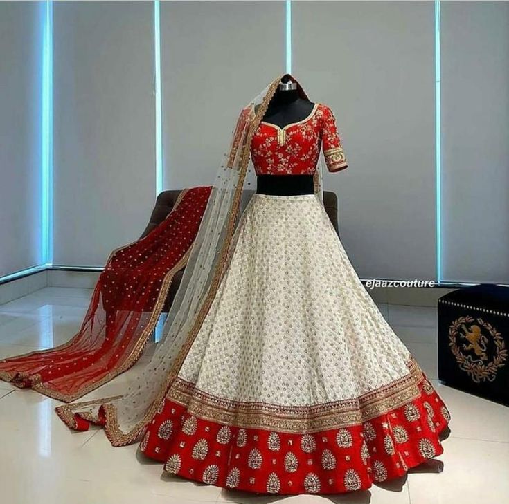 Lehenga Ideas, शादी की तस्वीरें, Embroidery Lehenga, White Lehenga, Latest Bridal Lehenga, Indian Outfits Lehenga, Wedding Lehenga Designs, Indian Bride Outfits, Bridal Lehenga Collection