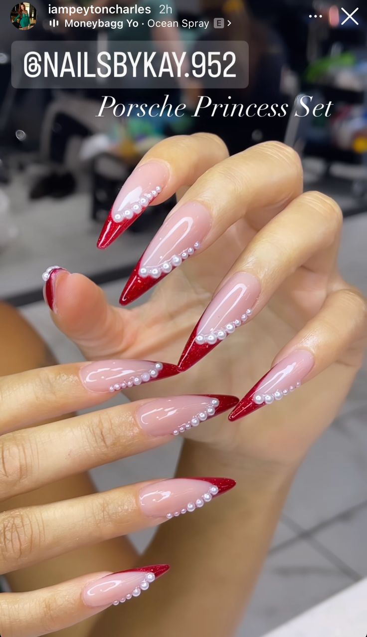 Christmas Nail Art Stiletto, Red And White Stiletto Nails, Steletoes Nails Classy, Gold Stilletos Nails, Christmas Stiletto Nails Designs, Stilleto Nails 2024, Steletoes Nails Design, Red Stiletto Nails Designs, Winter Stiletto Nails