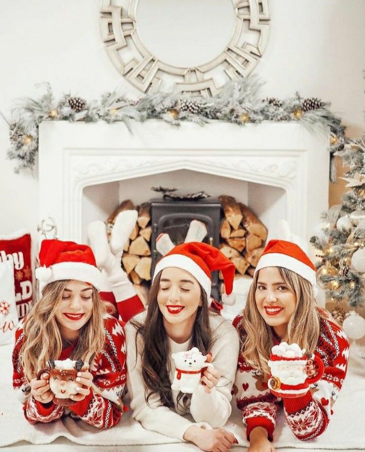 Christmas Pyjamas Photoshoot, Christmas Photoshoot Teenagers, Christmas Pj Photoshoot Family, Sister Christmas Pictures, Christmas Group Photoshoot, Best Friend Christmas Photoshoot, Cute Sister Pictures, Sibling Christmas Pictures, Girl Christmas Card