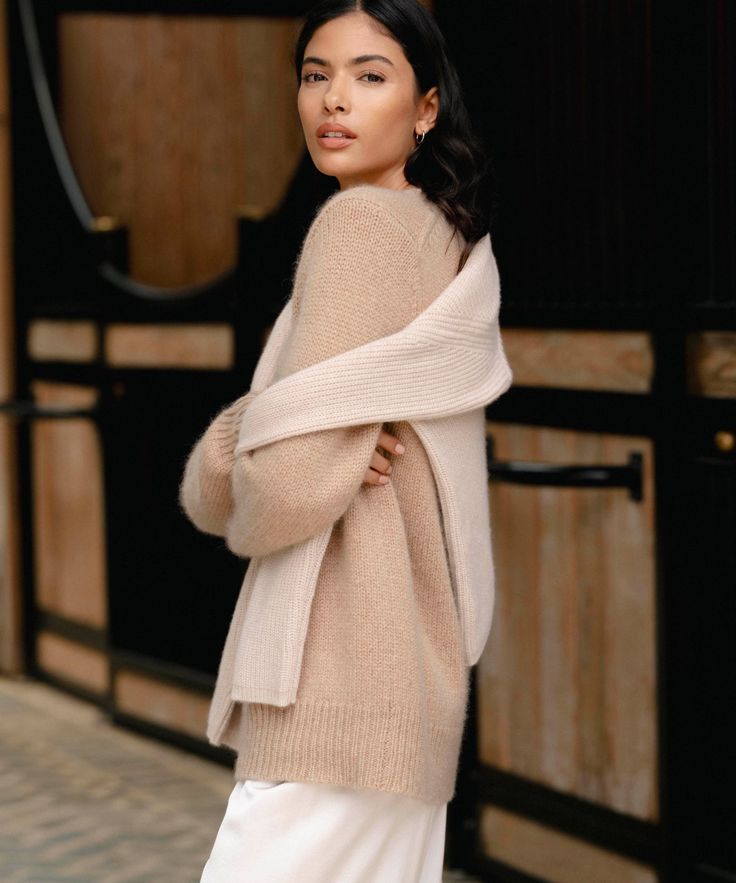 Cashmere Kate V-Neck Caramel In our newest and most luxe yarn yet, this air-spun cashmere knit boasts a plush hand and lightweight finish to ensure you'll be wearing it every season to come. With a slight boyfriend fit and V-neck, this knit looks great with well-draped silhouettes like the Demi Pant. 100% cashmere. Made in China of Italian cashmere. Relaxed fit through the body and high V-neck. | Jenni Kayne Women's Cashmere Kate V-Neck Size Medium Latest Sweater, Camel Sweaters, Boxy Sweater, Jenni Kayne, Womens Cashmere, Turtle Neck Top, Brown Sweater, Boyfriend Fit, Sweaters Oversized