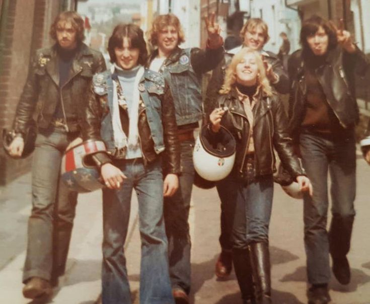 70s Real Photos, 60s Biker Outfit, Italian Fashion Vintage, 1970s Biker Fashion, 1970 Rock Fashion, 70s Motorcycle Aesthetic, 70s Band Tee Outfit, Biker Fashion Aesthetic, 60s Biker Aesthetic