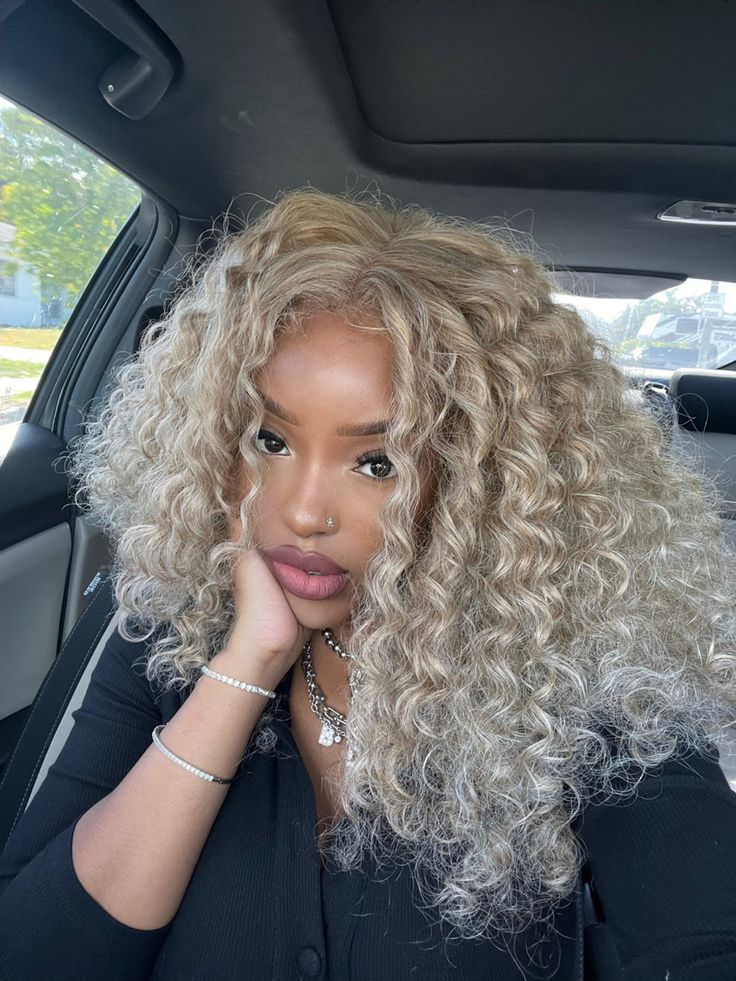 Ash Blonde Short Hair, Curly Hair Sew In, Ashy Blonde Hair, Blonde Curly Wig, Blonde Natural Hair, Dyed Curly Hair, Highlights Curly Hair, Icy Blonde Hair, Ashy Blonde