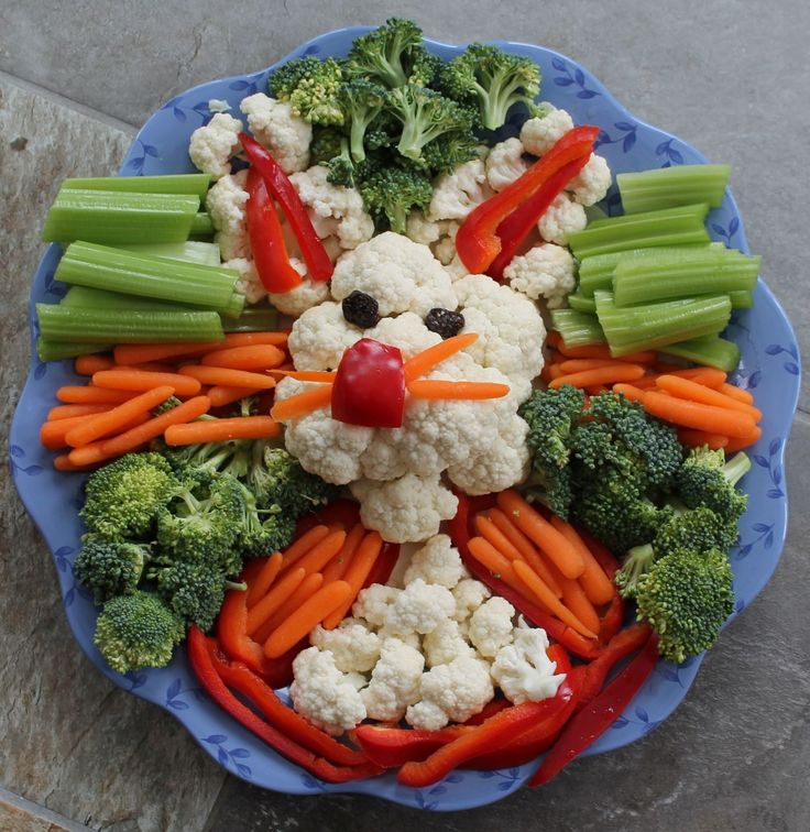 a plate with carrots, cauliflower and broccoli in the shape of a rabbit