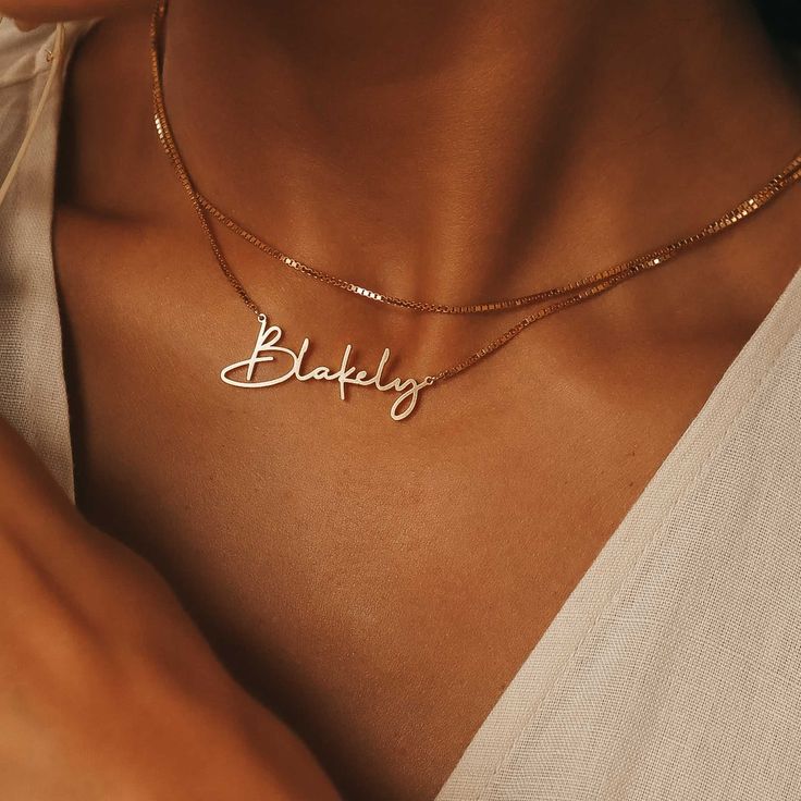 DAINTY SCRIPT NAME NECKLACE Personalized necklaces make the perfect gift for any occasion, so don't wait until it's too late! The new dainty handwriting font name necklace offers a beautiful take on a classic favorite, featuring beautifully rounded script letters for an elegant look. Finished with a matching box chain attached to each end for perfect balance. It's 100% waterproof and the color remains shiny for years! ITEM SPECIFICATIONS • Finish: 925 Sterling Silver ∙ 18K Gold ∙ Rose Gold• Dime Dainty Handwriting, Male Necklace, Script Letters, Script Necklace, Name Necklace Silver, Circle Bracelet, Mom Jewelry, Necklace Personalized, Minimalist Necklace