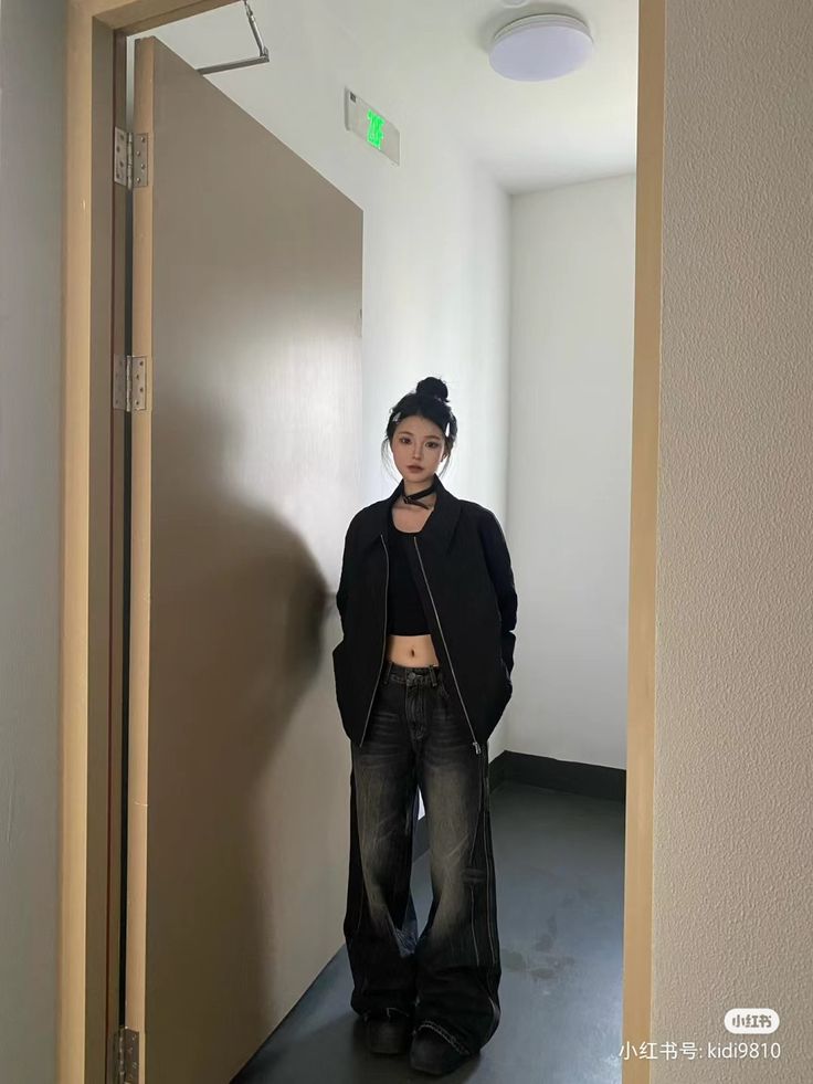 Black Jeans Outfits Aesthetic, Black Jeans Baggy Outfit, Dark Wash Jeans Outfit Aesthetic, American High Street Style, Ootd Baggy Jeans, Black Baggy Jeans Outfit, Dark Washed Jeans Outfit, Baggy Jeans Black, Dark Washed Jeans