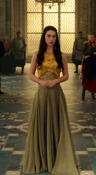 Mary Queen of Scots ~ Reign  when it first aired I thought omy, way to young to play Mary but as it turns out this show is quite good! Reign Outfits, Reign Costumes, Reign Tv Show, Marie Stuart, Reign Mary, Reign Fashion, Reign Dresses, Mary Dress, Queen Of Scots