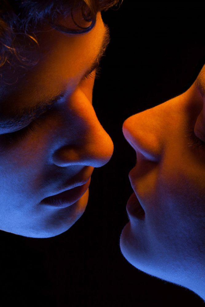 a couple kissing each other in front of a black background with the caption'el camino del fante '