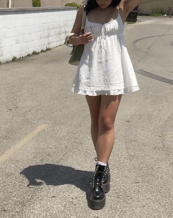 White Doc Martens Outfit Dress, Doc Martens Outfit Dress, Dr Martens Outfit Summer, White Doc Martens Outfit, Marten Outfit, Fashion White Dress, Doc Martens Outfit Summer, Coachella Outfit Ideas, Boots Doc Martens