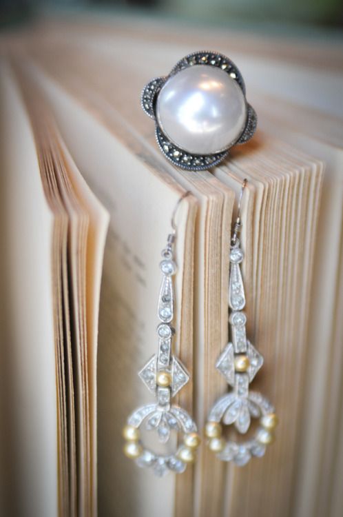 Aesthetic Jewellery Photography, Art Deco Wedding Inspiration, Wedding Gatsby, Jewellery Shoot, Great Gatsby Art, Modern Estate, Photographing Jewelry, Jewellery Photography Inspiration, Jewelry Product Shots