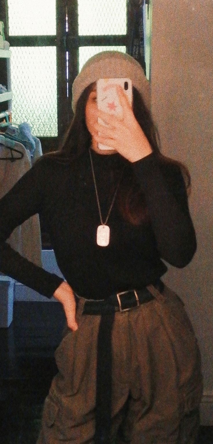 Cargo Pants And Turtle Neck Outfit, Cargo Pants Turtleneck Outfit, Turtleneck And Cargo Pants, Turtleneck Under T Shirt, Black Cargo Pants Outfit Aesthetic, Turtle Neck Outfit Women Casual, Turtleneck Outfit Aesthetic, Aesthetic Cargo Pants Outfit, Turtleneck Top Outfit