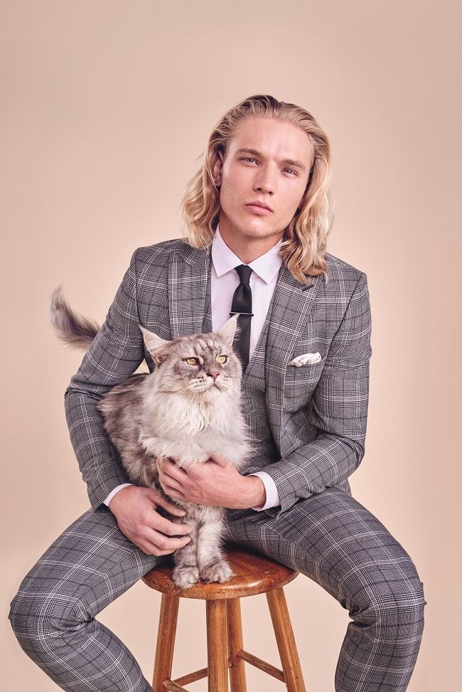 For their master tailoring narrative Moss Bros bring in a selection of cats and models for their spring/summer 2017 collection launch. Narrative Portrait, Men With Long Hair, Moss Bros, Master Tailor, Cat People, Long Hair Styles Men, Spring Summer 2017, Male Models, Art Direction