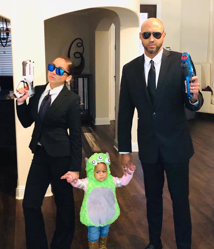 MIB agents plus little alien! Family Of 2 Halloween Costumes, Funny Halloween Costumes Family Of 3, Martian Halloween Costume, Men In Black Alien Costume, Men In Black And Alien Costume, Men In Black Family Costume, Family Costume Ideas For 3, Family Costumes With Baby, Halloween Family Costumes For 3