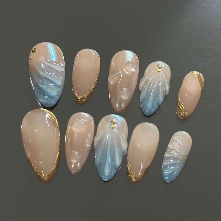 ♥︎ Luxury hand painted I Made with love ♥︎ Custom made to order *  For customized nail length, the nail length given in the picture can be used as a reference *  For customized sizes, please fill in the Personalization section so that you can choose your own size. ✓ Reusable up to 3+ wears ✓ Salon quality (%100 gel nails) ✓ Easy application and removal Laufey Inspired Nails, Nail Inspo For Beach, La Nails Design, Light Blue And White Nails Design, Light Yellow And Blue Nails, Blue Elegant Nails, Simple Ocean Nails, Blue White And Gold Nails, Blue Beachy Nails