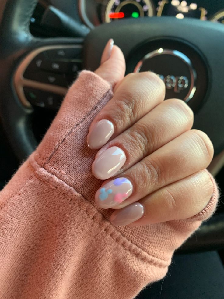 Disney Nails Oval, Simple Disney Nails Short Gel, Simple Nails For Disney, Cute Short Disney Nails, Nail Ideas Disney Simple, Simple Nails Disney, Valentines Disney Nails, Cute Disney Nails Simple, Cute Easy Disney Nails